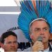 Bolsonaro é condecorado com medalha do mérito indigenista e revolta ativistas