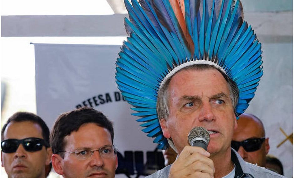 Bolsonaro é condecorado com medalha do mérito indigenista e revolta ativistas