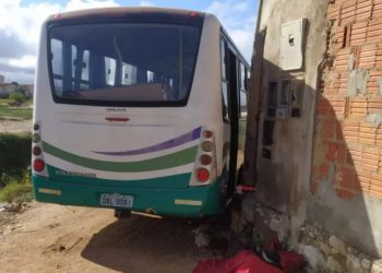 Juazeiro – Idoso morre após ser esmagado entre ônibus e muro de imóvel