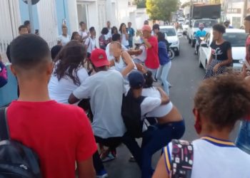 Adolescentes entram em vias de fato na saída da escola, uma delas fica ferida e vai parar no hospital