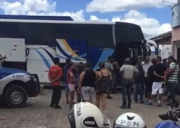 Homem é morto a tiros após atirador entrar em ônibus que estava parado em churrascaria na BR-116