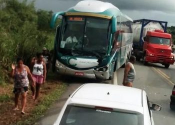Acidente entre ônibus e caminhão na BR-101 deixa quatro mortos