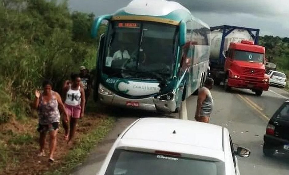 Acidente entre ônibus e caminhão na BR-101 deixa quatro mortos