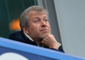 Dono do Chelsea diz que vai vender clube doar dinheiro para vítimas da guerra