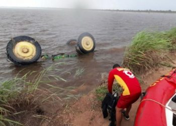 Operador morre afogado após trator cair em barragem