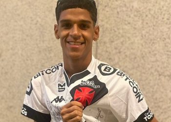 Quijinguense ‘Luva de Pedreiro’ faz 1ª viagem de avião e é recebido pelo Vasco