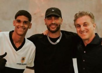 Fenômeno da internet, Iran ‘Luva de Pedreiro’ se encontra com Neymar