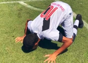 Luva de Pedreiro come grama de São Januário e vê pai se emocionar em encontro com Dinamite, ídolo do Vasco