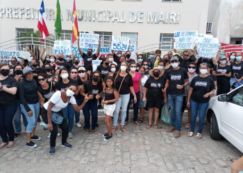 Mairi – Professores municipais protestam em frente à Prefeitura e cobram pagamento do Piso Salarial
