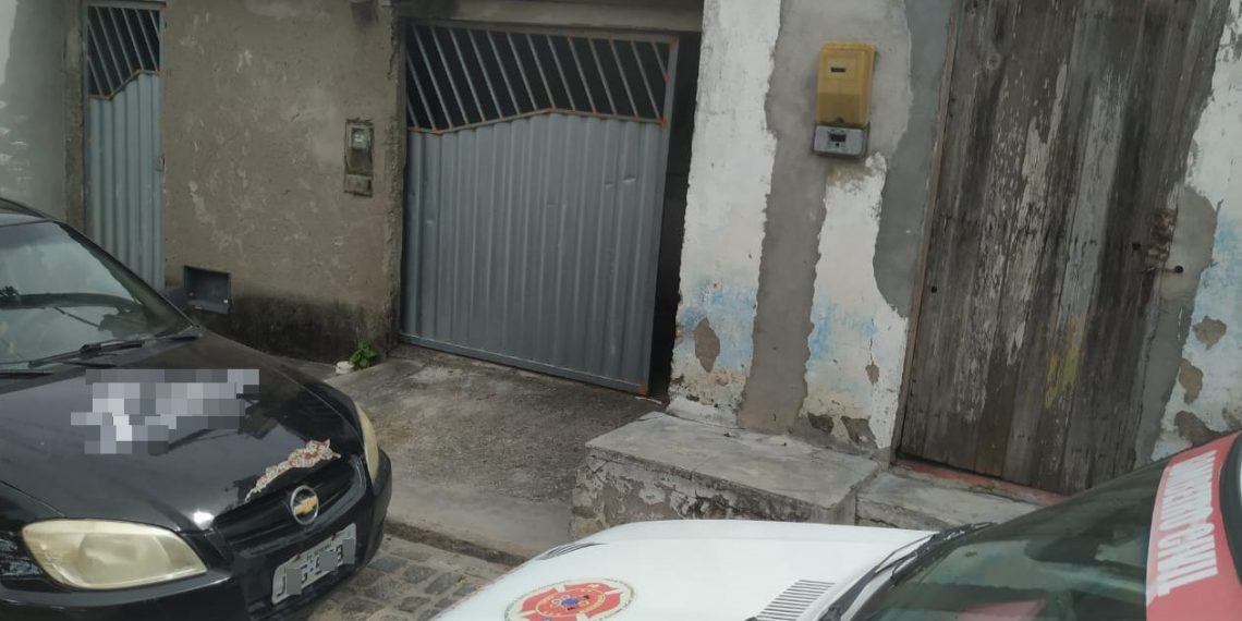 Corpo de homem é encontrado em estado de decomposição dentro de casa