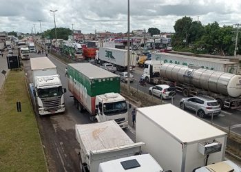 Feira – Caminhoneiros bloqueiam parte da BR-116 Norte devido ao aumento do preço do diesel