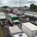 Feira – Caminhoneiros bloqueiam parte da BR-116 Norte devido ao aumento do preço do diesel