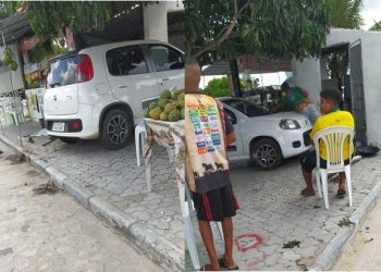 Carro desgovernado invade área de Kiosk no Ponto da Pinha