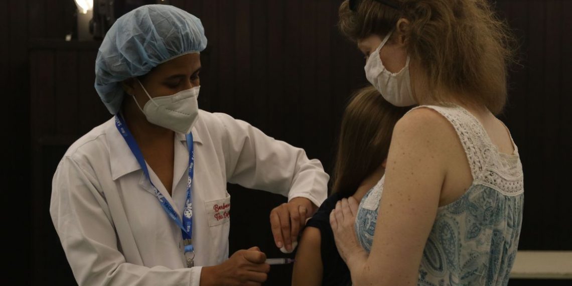 Média móvel de óbitos caiu 60,4% desde o pico da Ômicron, diz Saúde