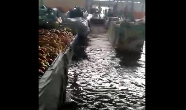 Novo temporal volta alagar ruas e centro de abastecimento de Valente