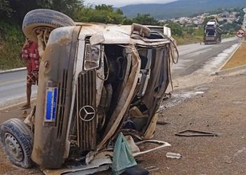 Carreta bate em fundos de Van arrasta veículo deixando adultos e crianças feridas na BR-242, VÍDEO