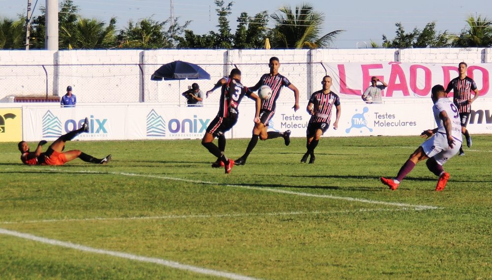 Fotógrafo do Calila registra suposto toque de bola no braço de defensor do Atlético de Alagoinhas, em lance que ‘passou batido’ pelo VAR