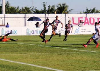 Fotógrafo do Calila registra suposto toque de bola no braço de defensor do Atlético de Alagoinhas, em lance que ‘passou batido’ pelo VAR