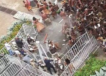 Indígenas tentam invadir Governadoria e PM-BA responde com spray de pimenta