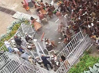 Indígenas tentam invadir Governadoria e PM-BA responde com spray de pimenta