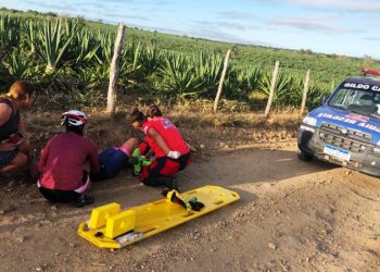 Ciclista tem perna fraturada após ser atropelada por carro em estrada vicinal de Coité