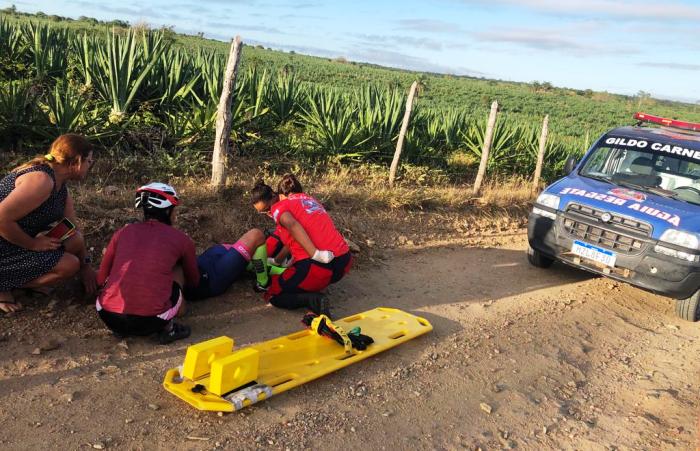 Ciclista tem perna fraturada após ser atropelada por carro em estrada vicinal de Coité