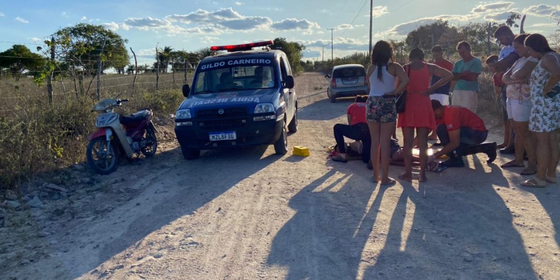 Homem cai de moto e fica ferido com vidro de garrafas que transportava em sacola