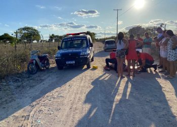 Homem cai de moto e fica ferido com vidro de garrafas que transportava em sacola