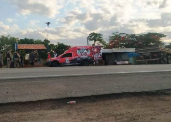 Policial militar fica ferido em colisão envolvendo moto e caminhão na BR 324