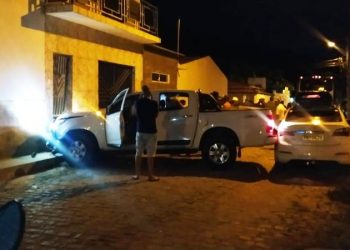 Motorista desce de caminhonete, deixa funcionando e minutos depois veículo arranca sozinho e atropela duas pessoas de moto