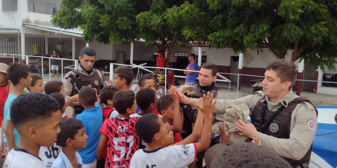 Guarnição da 4ª CIA/PM visita projeto esportivo de capacitação de crianças e adolescentes em São João