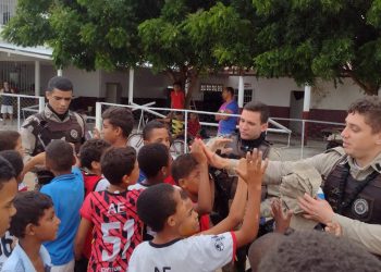 Guarnição da 4ª CIA/PM visita projeto esportivo de capacitação de crianças e adolescentes em São João