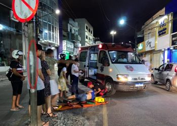Jovem fica ferido ao colidir moto em torre de iluminação de canteiro central