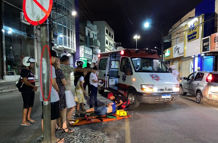 Jovem fica ferido ao colidir moto em torre de iluminação de canteiro central