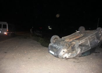 Renault Druster capotou depois de bater com a Parati | foto:Raimundo Mascarenhas