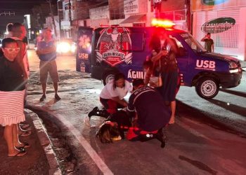 Mulher é atropelada por moto no centro de Coité. Motociclista também ficou ferido