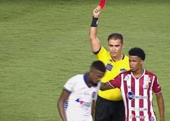 Com gol de Douglas Borel, Bahia vence o Náutico nos Aflitos e mantém liderança da Série B