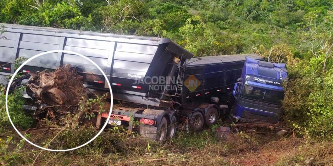 Carreta esmaga carro e o arrasta para ribanceira na Serra do Tombador; duas pessoas morreram e uma ficou ferida