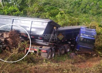 Carreta esmaga carro e o arrasta para ribanceira na Serra do Tombador; duas pessoas morreram e uma ficou ferida