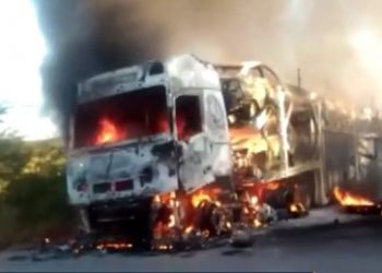 Caminhão-cegonha com 11 carros novos pega fogo na BR-116/Norte