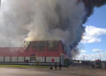Atacadão de Vitória da Conquista é destruído pelo fogo
