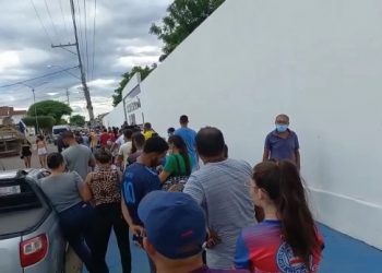 Torcedores do Jacuipense enfrentam filas para garantirem o ingresso da grande final do Baianão