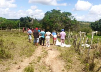 Homem morre eletrocutado em cerca de arame com fio que levava energia a uma pocilga