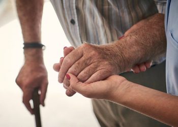 Com aumento da longevidade, cuidador de idoso é a profissão que mais cresce no país