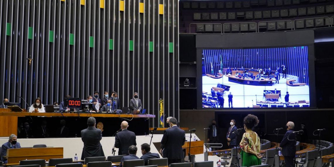Câmara aprova MP com piso permanente de R$ 400 para Auxílio Brasil