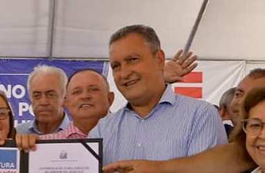 Governador anuncia decreto que tornará opcional uso de máscara em espaços fechados