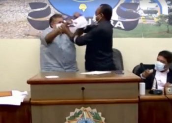 Vereadores saem na mão em sessão da Câmara de Acajutiba