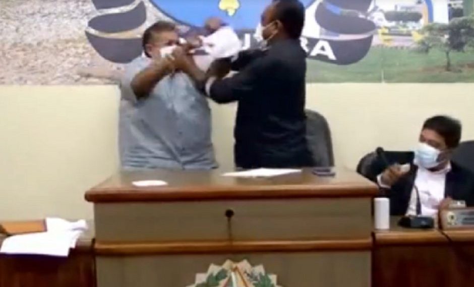 Vereadores saem na mão em sessão da Câmara de Acajutiba