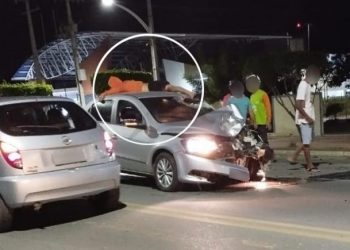 Motociclista cai sobre teto de carro após colisão frontal