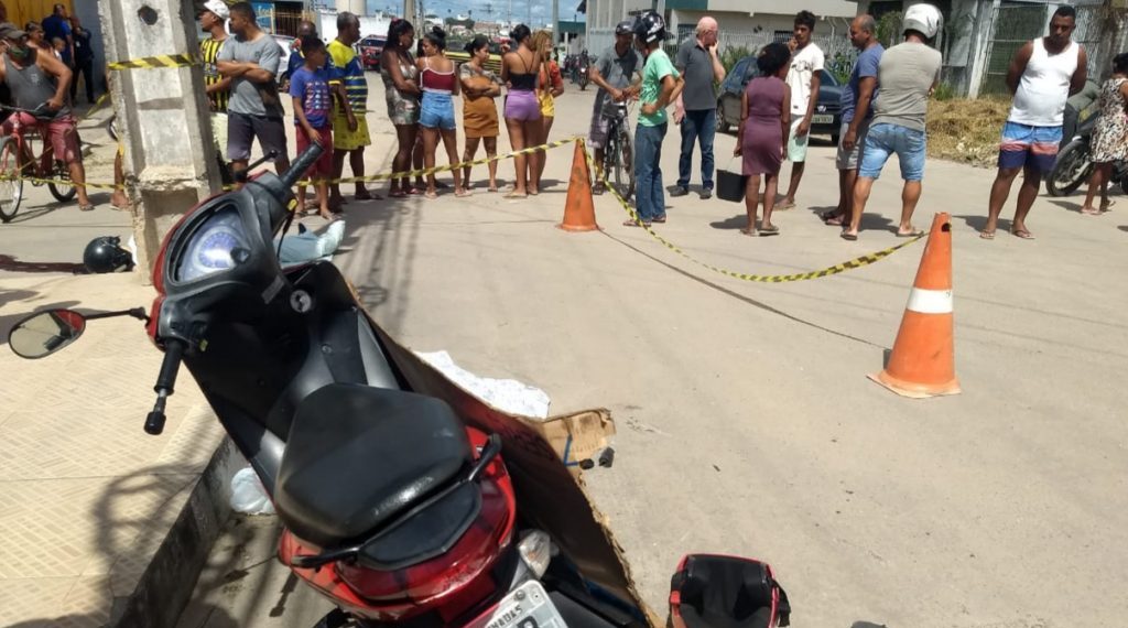 Mãe e filha morrem ao colidir moto em poste durante perseguição a assaltante em Feira de Santana